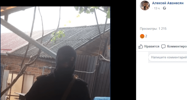 Силовик во время обыска в офисе "Экологической вахты по Северному Кавказу". Фото: скриншот сообщения Алексея Аванесяна в FB https://www.facebook.com/100005066893432/videos/pcb.1254162881429263/1254177024761182/?type=3&theater