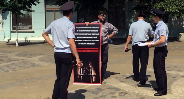 Адвокат Алексей Аванесян проводит одиночный пикет против злоупотреблений с арестами подсудимых. 27.06.19 Фото: кадр видео  "Свободные медиа" https://www.youtube.com/watch?time_continue=2&v=TcBqKvAwrRg