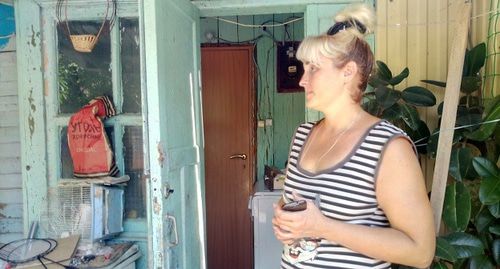 Елена Попова возле аварийного барака. Фото Анны Грицевич для "Кавказского узла".