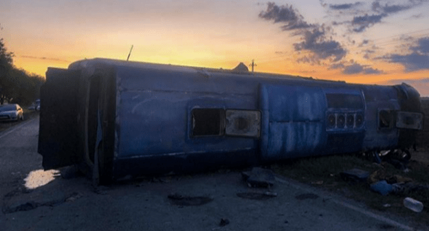 Попавший в ДТП на Ставрополье автобус.  Фото: пресс-служба губернатора по Ставропольскому краю https://v1.ru/text/incidents/66183049/