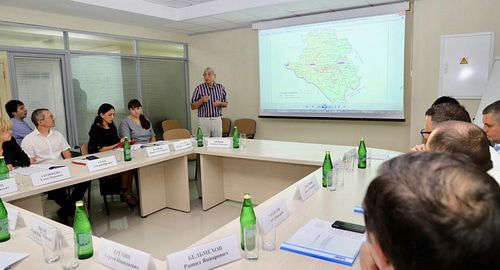 Совещание по вопросу согласования проекта соглашения об установлении границы между Краснодарским краем и Республикой Адыгея. Фото: http://www.kubzsk.ru/news/9152/