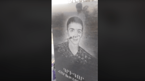 Скриншот видео с воинскими захоронениями на ереванском кладбище "Ералбур", облитыми парафином. https://www.facebook.com/meruj.moj/videos/1800369413443184/