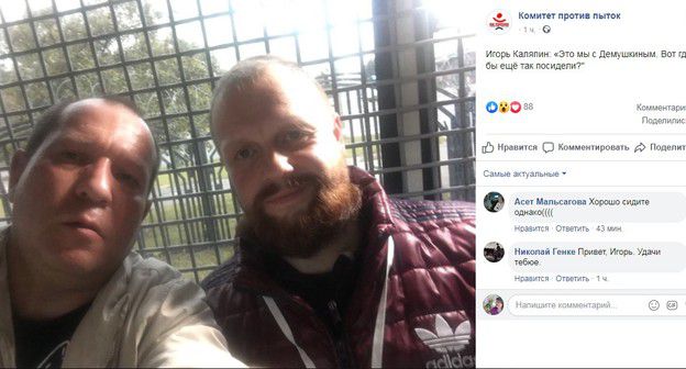 Игорь Каляпин (слева) в автозаке после задержания в Москве. Скриншот со страницы Комитета против пыток в Facebook. https://www.facebook.com/KomitetProtivPytok/photos/a.365292486904693/2025401470893778/?type=3&theater