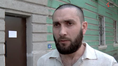 Амхад Илаев. Скриншот с видео "Амхад Илаев, чьей экстрадиции требует Россия, вышел на свободу - 26.04.2019" на Youtube-канале "АТН Харьков", https://www.youtube.com/watch?v=Lf6icCgpvqI