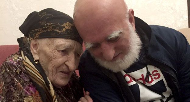 Магомедсаид Газалиев с матерью. Фото Миясат Муслимовой.