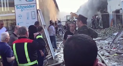 Во время  пожара в торговом центре "Садарак". Фото: кадр видео 
APA TV https://www.youtube.com/watch?time_continue=29&v=Ff5TkTxSCGA