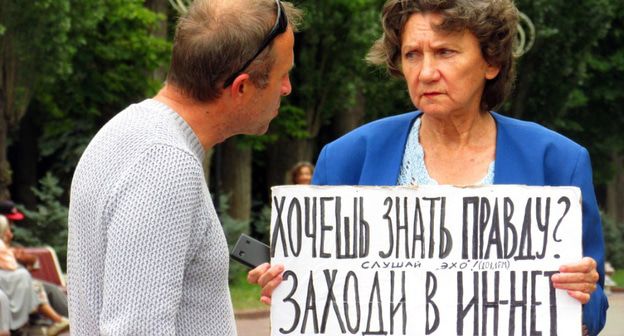 Наталья Дорожнова отвечает на вопросы прохожих. Волгоград, 4 августа 2019 года. Фото Вячеслава Ященко для "Кавказского узла"