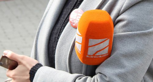 Микрофон телекомпании "Рустави 2". Фото Инны Кукуджановой для "Кавказского узла"