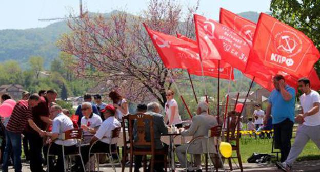 Флаги КПРФ во Владикавказе. Фото Эммы Марзоевой для "Кавказского узла"