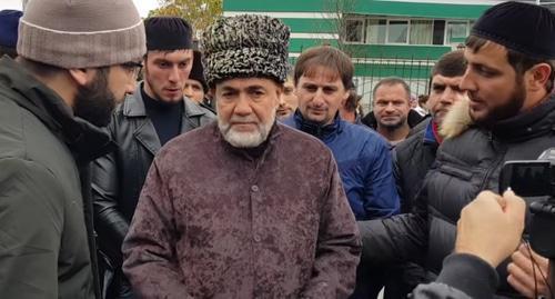 Ахмед Барахоев на акции в Магасе. Кадр видео Илеза Плиева на YouTube https://www.youtube.com/watch?v=BjeTkWnqw04
