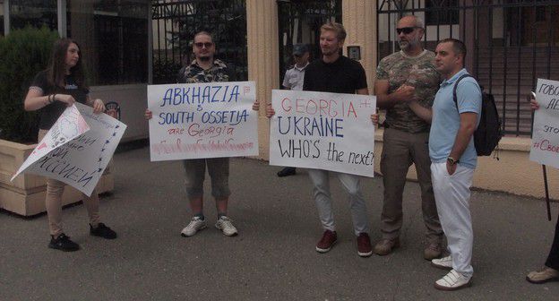 Акция "Мы помним" у российского посольства в Тбилиси, 8 августа 2019 года. Фото Беслана Кмузова для "Кавказского узла"