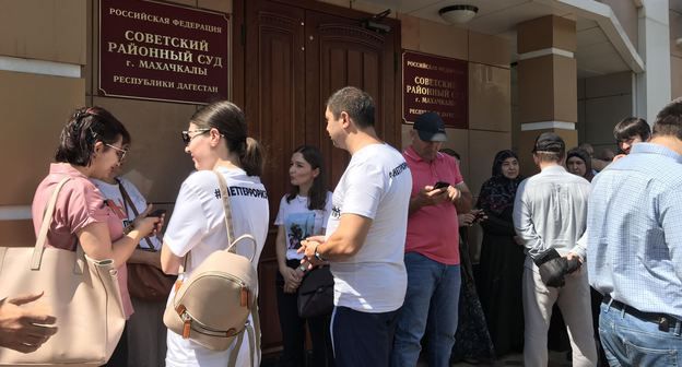 Журналисты и группа поддержки Гаджиева, Тамбиева и Ризванова ждут у здания суда в Махачкале начала процесса, 10 августа 2019 года. Фото Патимат Махмудовой для «Кавказского узла».