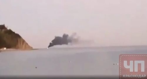 Пожар на судне в бухте Инал в Черном море. Фото: кадр видео ЧП Краснодар