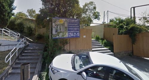 Припаркованный на лестнице автомобиль в Хосте. Фото Светланы Кравченко для "Кавказского узла".