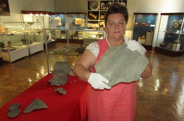 Сотрудница ВОКМ Ирина Талдыкина с обломком гуннского котла. Фото Вячеслава Ященко для "Кавказского узла"