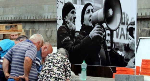 Сбор подписей в Тбилиси за парламентское расследование убийства Мачаликашвили, предшествовавший сбору подписей в Батуми. Фото Инны Кукуджановой для "Кавказского узла".