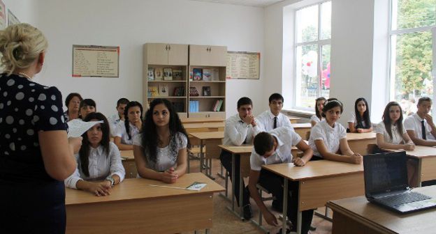 Первый звонок. Фото Никиты Серебрянникова для "Кавказского узла"