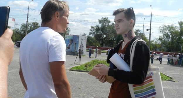 Разговор Владислава Погорелова (справа) с противником ЛГБТ-акций. Фото Татьяны Филимоновой для "Кавказского узла"