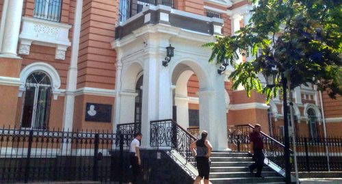 Люди на выходе из Ростовского областного суда, 20 августа 2019 года. Фото Константина Волгина для "Кавказского узла"
