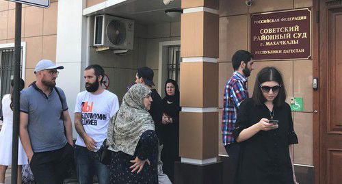 Группа поддержки Абдулмумина Гаджиева перед зданием суда в Махачкале 29 июля 2019 года. Фото Патимат Махмудовой для "Кавказского узла".