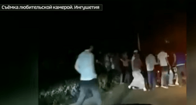 Конфликт в Назрани. Кадр видеосюжета "Россия 24" "В Назрани конфликт местных жителей с наркодилерами перерос в перестрелку". https://www.youtube.com/watch?v=vOb_YtEd-mU