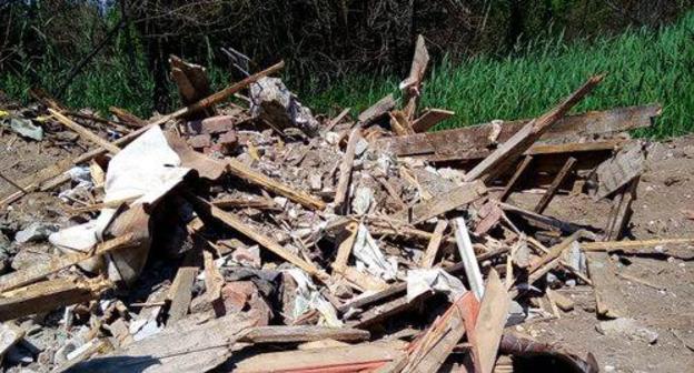 Мусор от сноса аварийных домов в Калаче-на-Дону. Фото Игоря Нагавкина для "Кавказского узла"