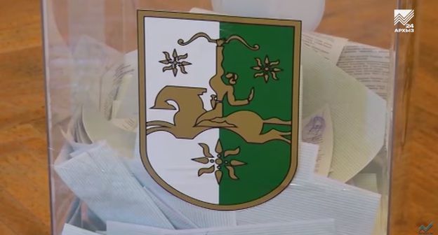 Избирательная урна с гербом Абхазии. Скриншот с видео "В Черкесске откроется избирательный участок по выборам президента Абхазии" на Youtube-канале "Архыз 24" https://www.youtube.com/watch?v=zW-EoQanYks