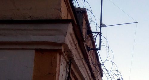 Ограждение режимного объекта. Фото Нины Тумановой для "Кавказского узла" Ограждение режимного объекта. Фото Нины Тумановой для "Кавказского узла"