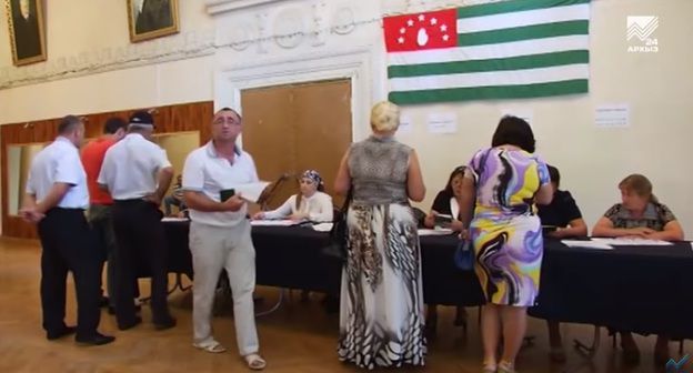 На избирательном участке. Скриншот с видео "В Черкесске откроется избирательный участок по выборам президента Абхазии" на Youtube-канале "Архыз 24" https://www.youtube.com/watch?v=zW-EoQanYks