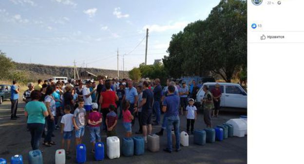 Жители армянского села Арчис перекрыли трассу Баграташен - Алаверди - Ванадзор. Фото: Скриншот сообщения на странице Гарика Мискаряна в соцсети Facebook https://www.facebook.com/photo.php?fbid=1268408530007450&set.