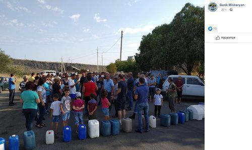 Жители армянского села Арчис перекрыли трассу Баграташен - Алаверди - Ванадзор. Фото: Скриншот сообщения на странице Гарика Мискаряна в соцсети Facebook https://www.facebook.com/photo.php?fbid=1268408530007450&set.