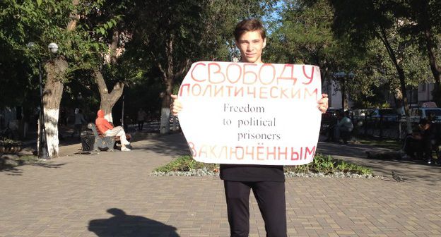 Активист Тимур Жабин проводит одиночный пикет в сквере им.Трусова. Фото Алёны Садовской для "Кавказского узла"