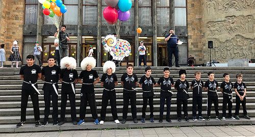 Выступление участников благотворительной акции в Махачкале. 31 августа 2019 года. Фото: Шамиль Абашилов.