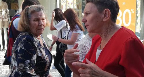 Активистка Наталья Дорожнова (справа) и жительница Волгограда Нина Афанасьевна. Волгоград, 1 сентября 2019 года. Фото Татьяны Филимоновой для "Кавказского узла".