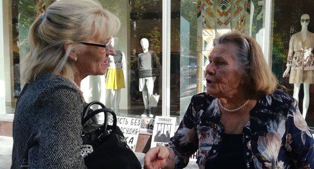 Жительницы Волгограда дискутируют около пикета активистки Галины Тихенко. Волгоград, 1 сентября 2019 года. Фото Татьяны Филимоновой для "Кавказского узла".