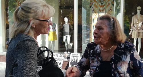 Жительницы Волгограда дискутируют около пикета активистки Галины Тихенко. Волгоград, 1 сентября 2019 года. Фото Татьяны Филимоновой для "Кавказского узла".