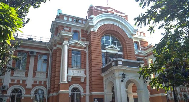 Посетители у Ростовского областного суда. Фото Константина Волгина для "Кавказского узла"
