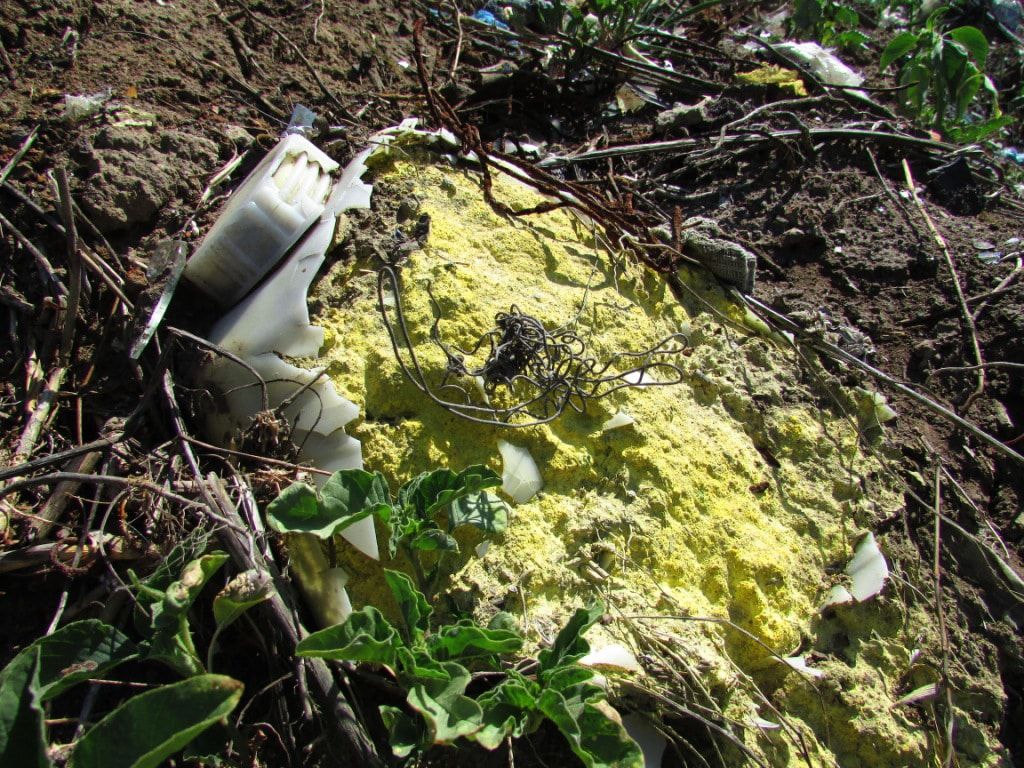 Мусор на месте ликвидированной свалки у хутора Закутского. Фото Вячеслава Ященко для "Кавказского узла"