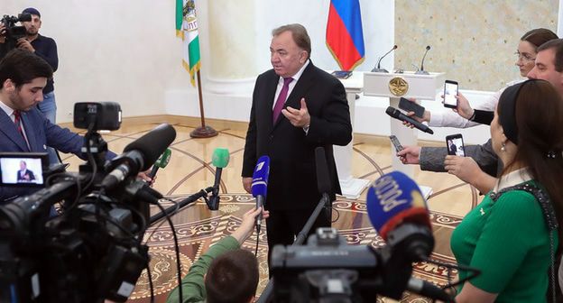 Махмуд-Али Калиматов в окружении журналистов. Фото: пресс-служба правительства Ингушетии http://www.ingushetia.ru/photo/section.php?SECTION_ID=387 