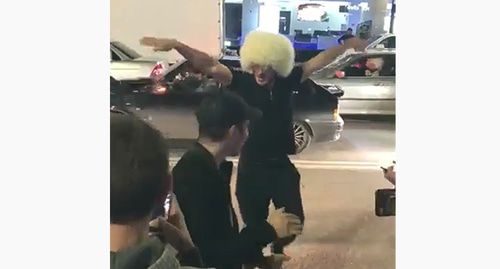 Народные гуляния в центре Махачкалы после победы дагестанского бойца Хабиба Нурмагомедова. Фото: кадр видео Farid Muslimovhttps://www.youtube.com/watch?v=EqZ8jIw6pUA