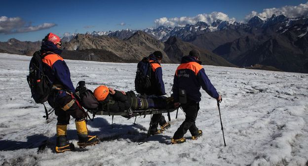 Эвакуация туриста на Эльбрусе. © Фото пресс-службы ГУ МЧС России по Кабардино-Балкарии
