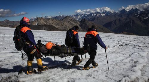 Эвакуация туриста на Эльбрусе. © Фото пресс-службы ГУ МЧС России по Кабардино-Балкарии
