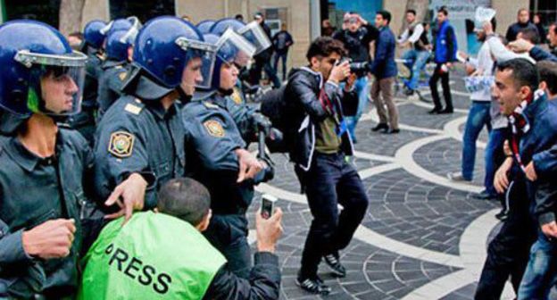 Журналисты во время акции протеста сторонников оппозиции. Баку, 17 ноября 2013 г. Фото Азиза Каримова для "Кавказского узла"