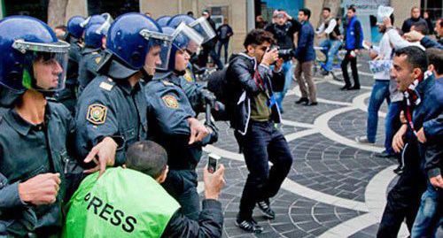 Журналисты во время акции протеста сторонников оппозиции. Баку, 17 ноября 2013 г. Фото Азиза Каримова для "Кавказского узла"