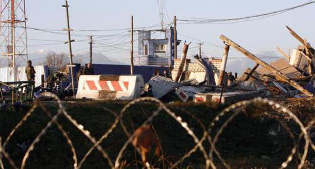 Место теракта на контрольно-пропускном пункте на границе между Северной Осетией и Ингушетией 23 октября 1992 г. Фото: 
Kazbek Basayev/REUTERS
