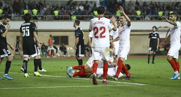 Игроки "Севильи" празднуют забитый гол.  Фото Карима Азизова для "Кавказского узла"