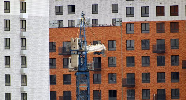 Подъемный кран на стройке. Фото Нины Тумановой для "Кавказского узла".