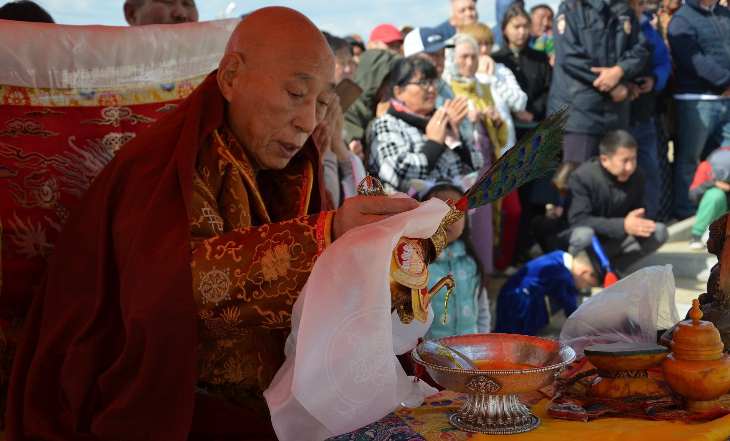 Буддийский монах Еше Лодой Ринпоче во время ритуала освящения статуи Будды Майтрейи в Лагани, 22 сентября.  Фото: пресс-служба Лаганского хурула