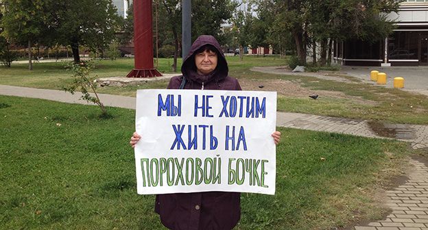 Жильцы аварийного общежития проводят пикеты у здания Астраханского областного суда. 25 сентября 2019 г. Фото Алены Садовской для "Кавказского узла"