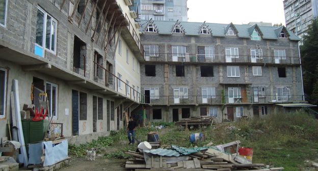 "Жилые гаражи", которые застройщик предлагает перестроить в 4-секционый 12-этажный дом. Фото Светланы Кравченко для "Кавказского узла".